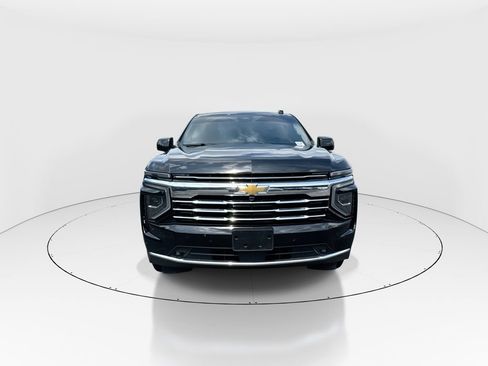 Used 2025 Chevrolet Suburban LT w/ Comfort Package RWD image 3