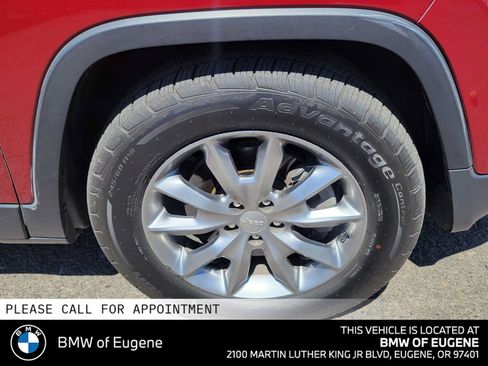Used 2017 Jeep Cherokee Limited w/ Luxury Group AWD/4WD image 9
