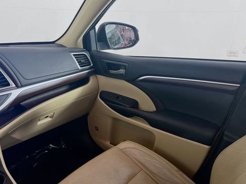 Used 2015 Toyota Highlander Limited w/ Driver Technology Package FWD image 21