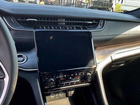 Used 2024 Jeep Grand Cherokee L Limited w/ Luxury Tech Group II image 21