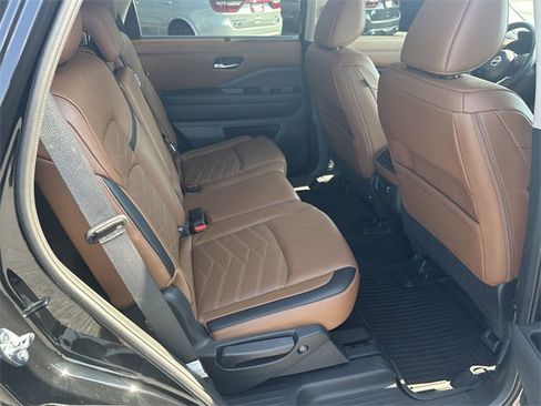 Used 2024 Nissan Pathfinder Platinum w/ Black Appearance Package image 15