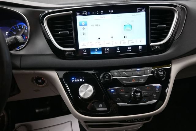 Used 2023 Chrysler Pacifica Touring-L FWD image 10
