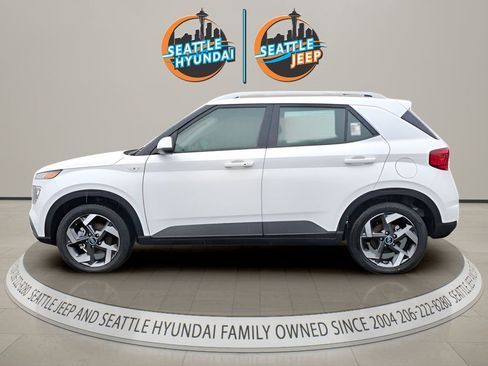 Used 2026 Hyundai Venue SEL FWD image 2