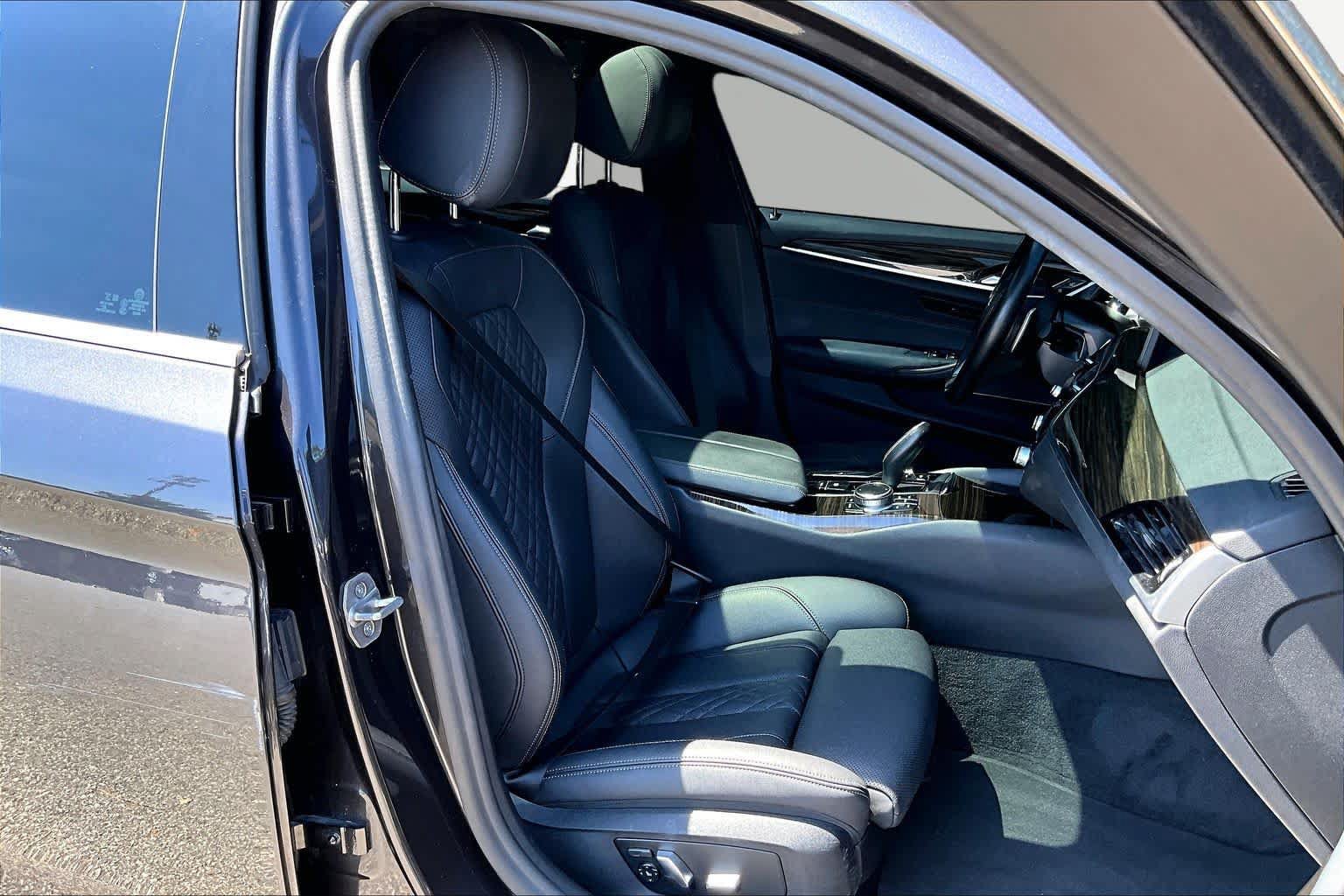 Used 2022 BMW 530i w/ Premium Package RWD image 9