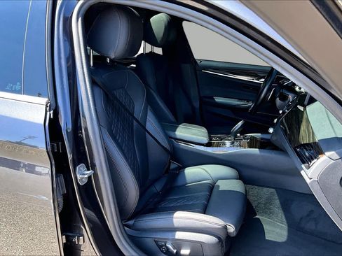 Used 2022 BMW 530i w/ Premium Package RWD image 9