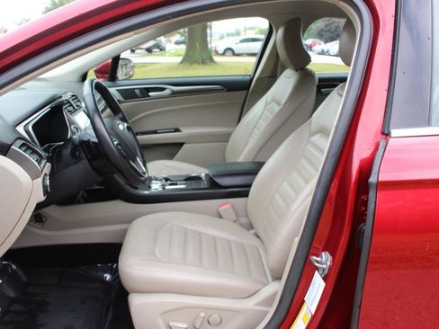 Used 2017 Ford Fusion SE w/ Fusion SE Technology Package FWD image 14