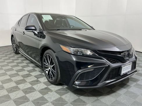 Used 2022 Toyota Camry SE image 4