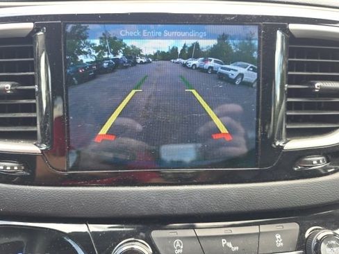 Used 2017 Chrysler Pacifica Touring-L FWD image 24