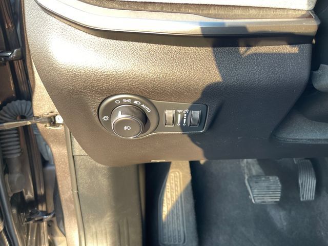 Used 2023 Jeep Compass Latitude w/ Sun and Sound Group AWD/4WD image 30