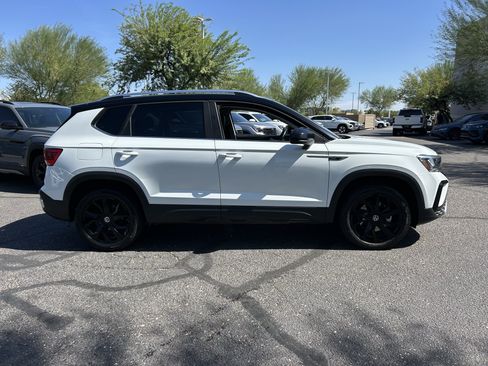 Used 2023 Volkswagen Taos SE w/ Panoramic Sunroof Package FWD image 5