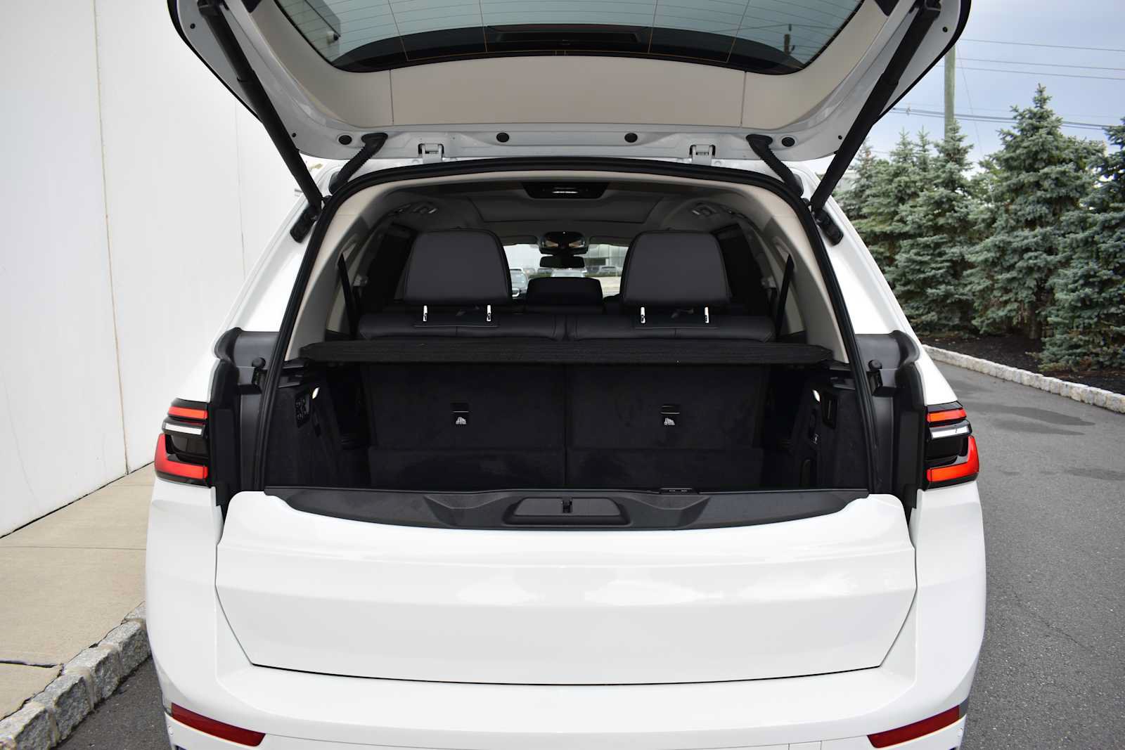 Used 2026 BMW X7 xDrive40i w/ Premium Package AWD/4WD image 8
