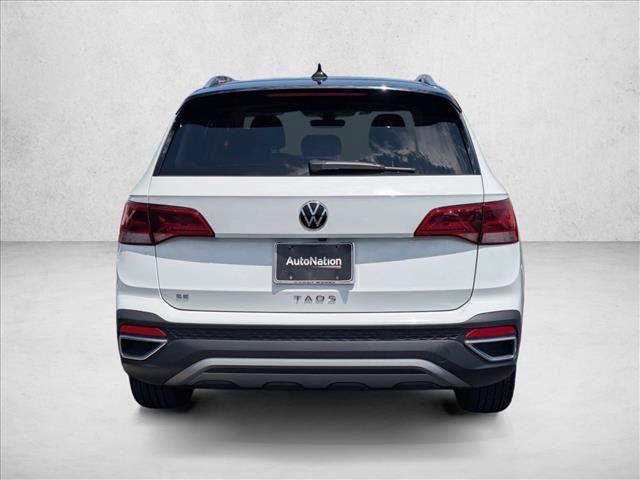 Used 2024 Volkswagen Taos SE w/ Panoramic Sunroof Package FWD image 7