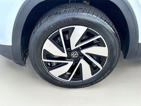 Used 2025 Volkswagen Atlas SE image 32