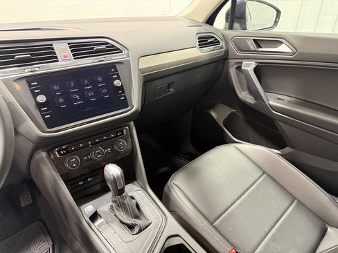 Used 2021 Volkswagen Tiguan SE FWD image 12