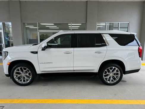 Used 2022 GMC Yukon SLT w/ SLT Premium Package image 4