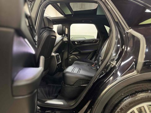Used 2019 Porsche Cayenne w/ Premium Package AWD/4WD image 40