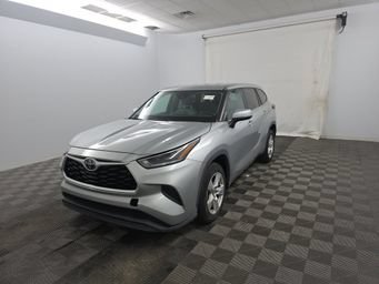 Used 2021 Toyota Highlander L FWD image 1
