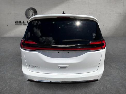 Used 2025 Chrysler Pacifica Select FWD image 6