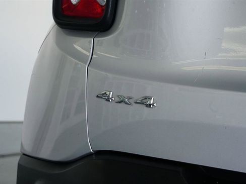 Used 2018 Jeep Renegade Latitude w/ UConnect 8.4 Nav Group image 8