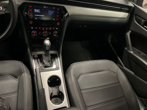 Certified 2022 Volkswagen Passat 2.0T SE image 3