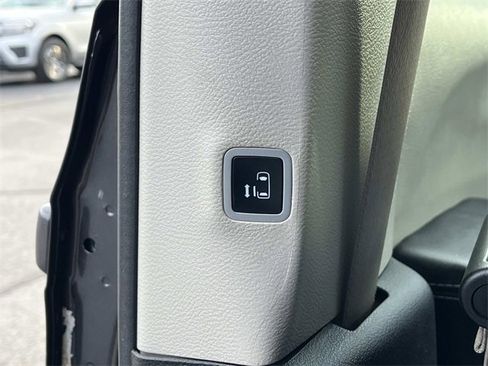 Used 2023 Chrysler Pacifica Touring-L image 20