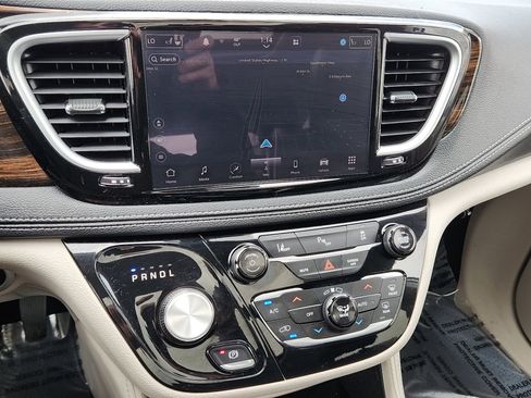 Used 2023 Chrysler Pacifica Limited image 14