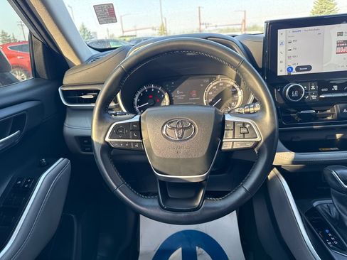 Used 2023 Toyota Highlander XLE AWD/4WD image 15