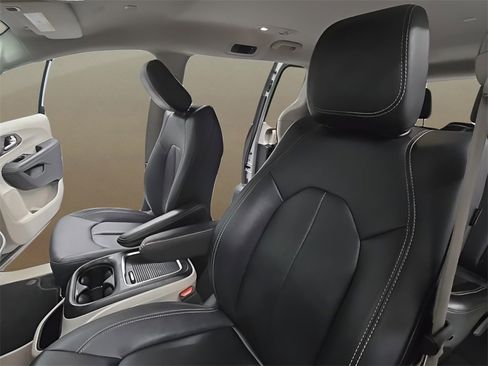 Used 2024 Chrysler Pacifica Touring-L image 13