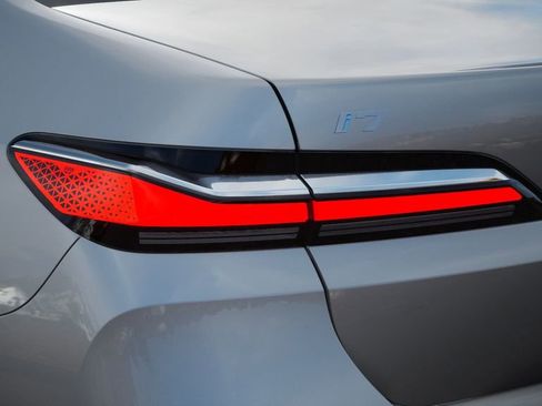 Used 2025 BMW i7 xDrive60 w/ Premium Package image 34