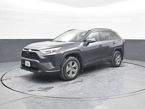 Used 2025 Toyota RAV4 XLE image 4