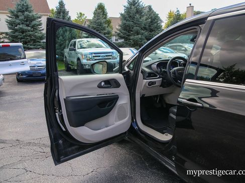 Used 2023 Chrysler Pacifica Touring-L FWD image 37