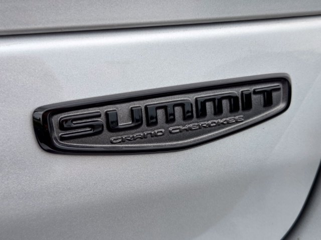 Used 2024 Jeep Grand Cherokee Summit AWD/4WD image 15