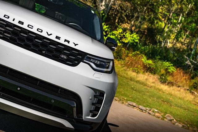 Used 2024 Land Rover Discovery Dynamic SE AWD/4WD image 3