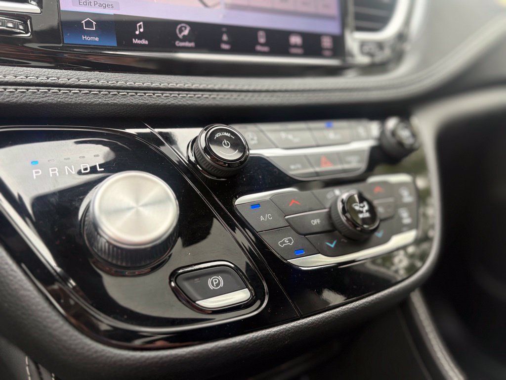 Used 2025 Chrysler Pacifica Limited FWD image 52