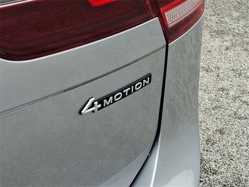 Used 2022 Volkswagen Tiguan SE R-Line image 36