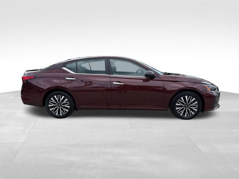 Used 2024 Nissan Altima 2.5 SV FWD image 8