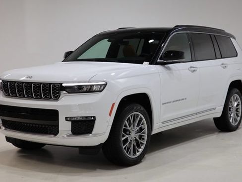Used 2025 Jeep Grand Cherokee L Summit w/ Luxury Tech Group V AWD/4WD image 3