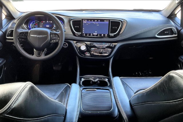 Used 2023 Chrysler Pacifica Limited w/ Uconnect Theater Family Group FWD image 15