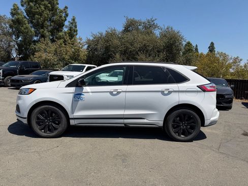 Used 2023 Ford Edge SE w/ Black Appearance Package AWD/4WD image 2