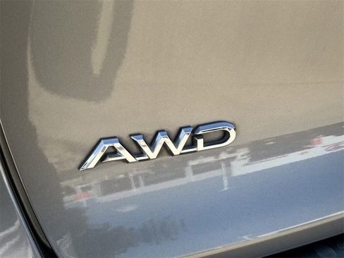 Used 2023 Toyota Crown Limited image 10