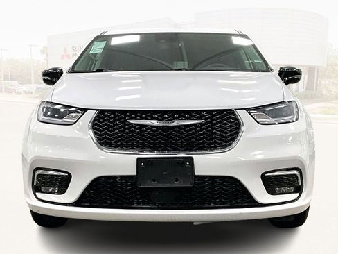 Used 2024 Chrysler Pacifica Select image 2