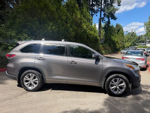Used 2015 Toyota Highlander XLE AWD/4WD image 2