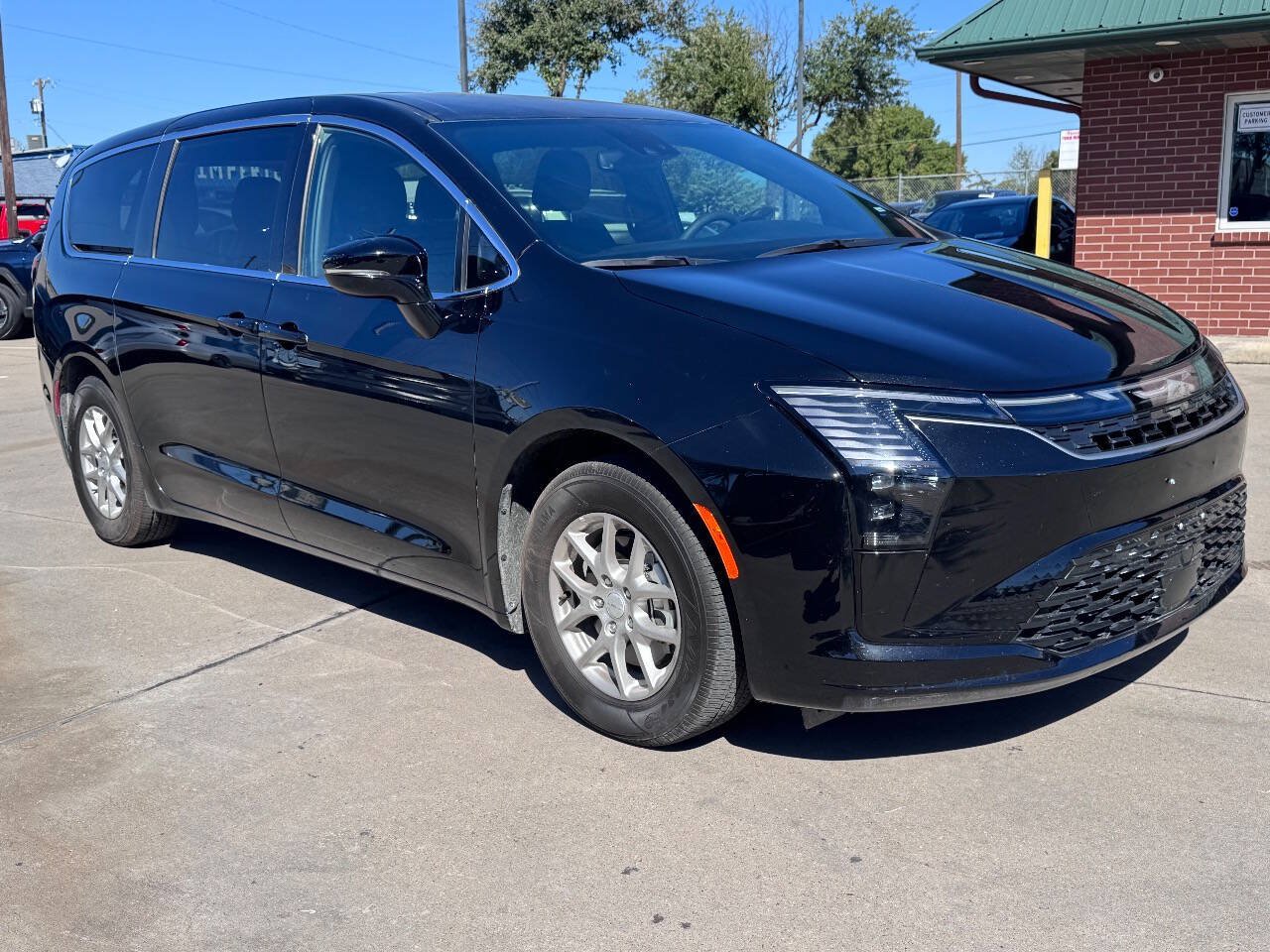 Used 2027 Chrysler Pacifica Select FWD image 3