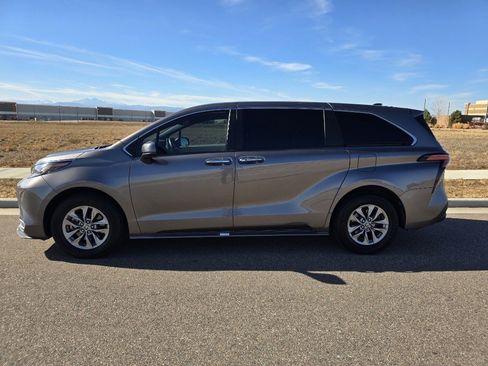 Used 2022 Toyota Sienna XLE image 2