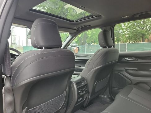 Used 2025 Jeep Grand Cherokee Laredo X RWD image 15