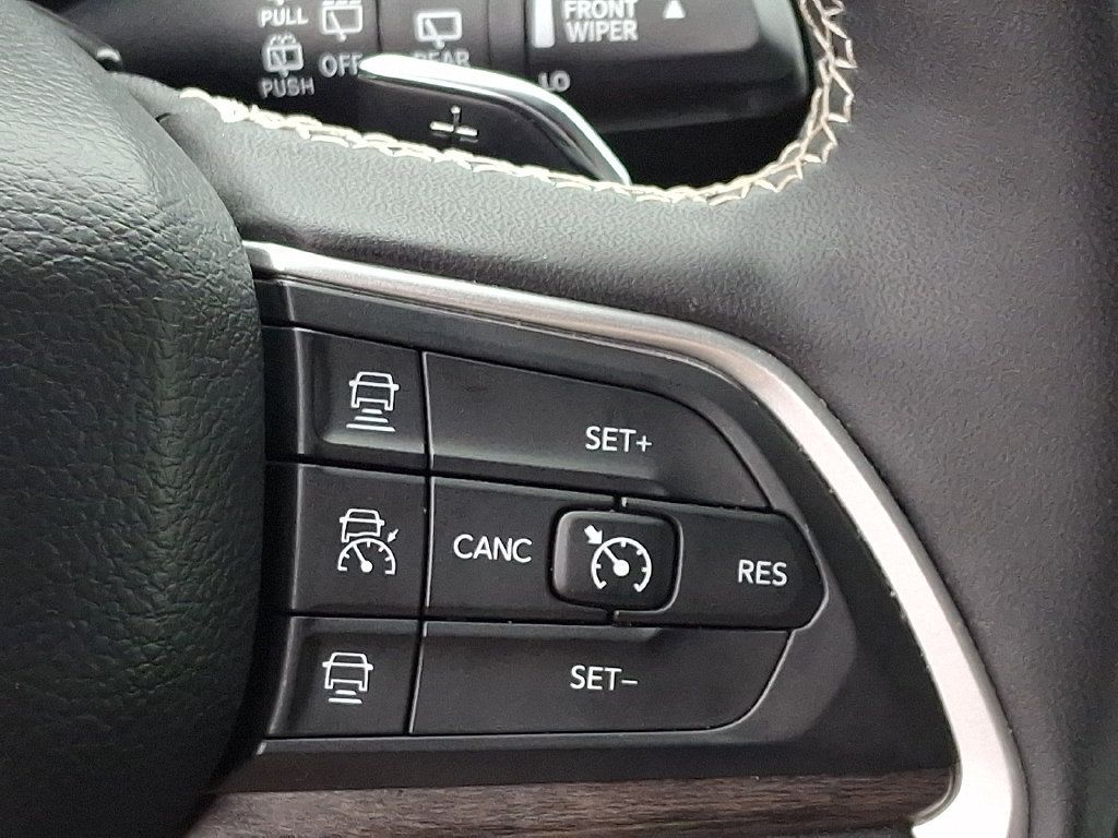 Used 2025 Jeep Grand Cherokee Limited w/ Luxury Tech Group II AWD/4WD image 28