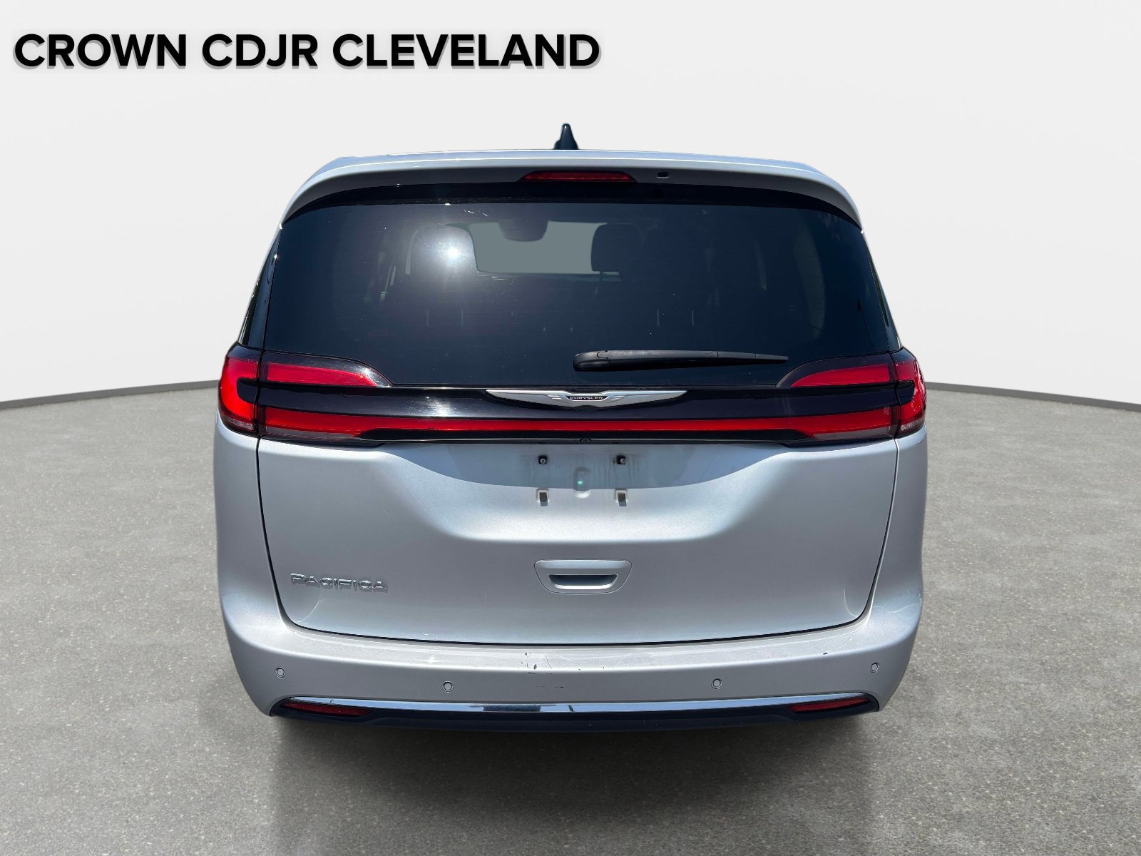 Used 2024 Chrysler Pacifica Touring-L FWD image 5