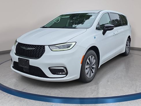 Used 2024 Chrysler Pacifica Limited FWD image 1