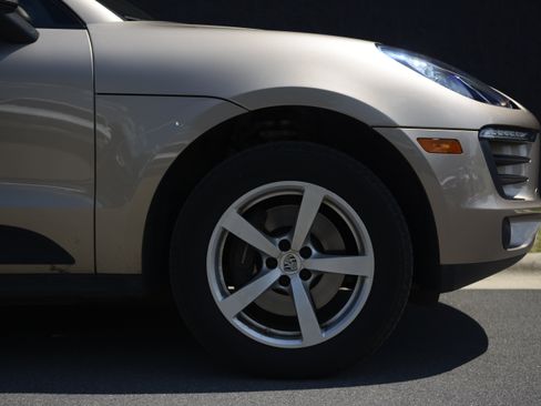 Certified 2018 Porsche Macan AWD/4WD image 11