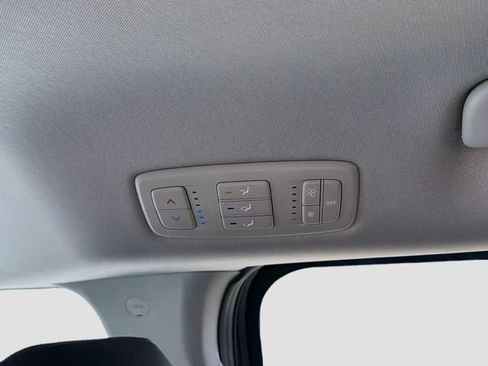 Used 2024 Kia Carnival LX FWD image 24